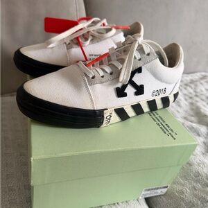 Off-White womens/mens Black and White Arrow Sneakers